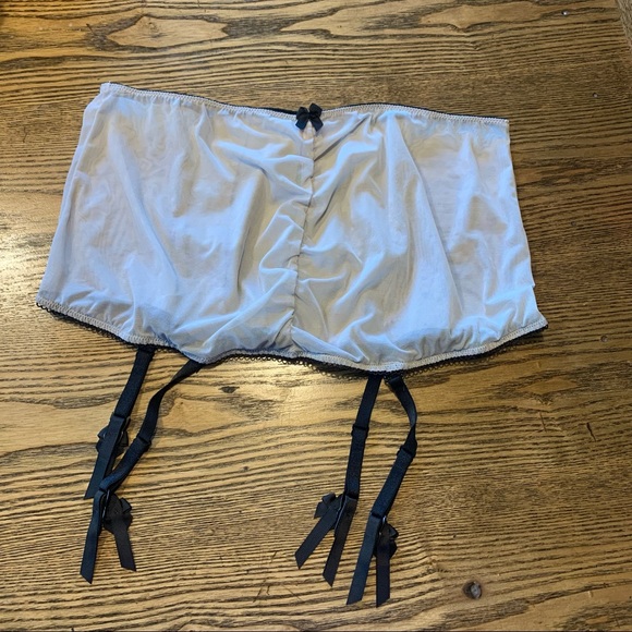 Victoria’s Secret Garter Belt L - Picture 4 of 7